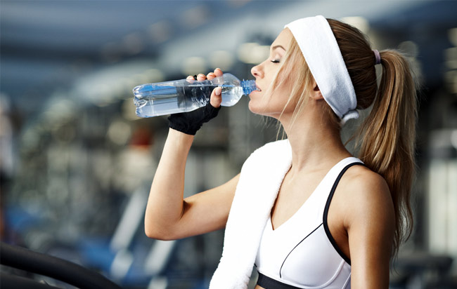 Uống nhiều nước sau khi tập gym