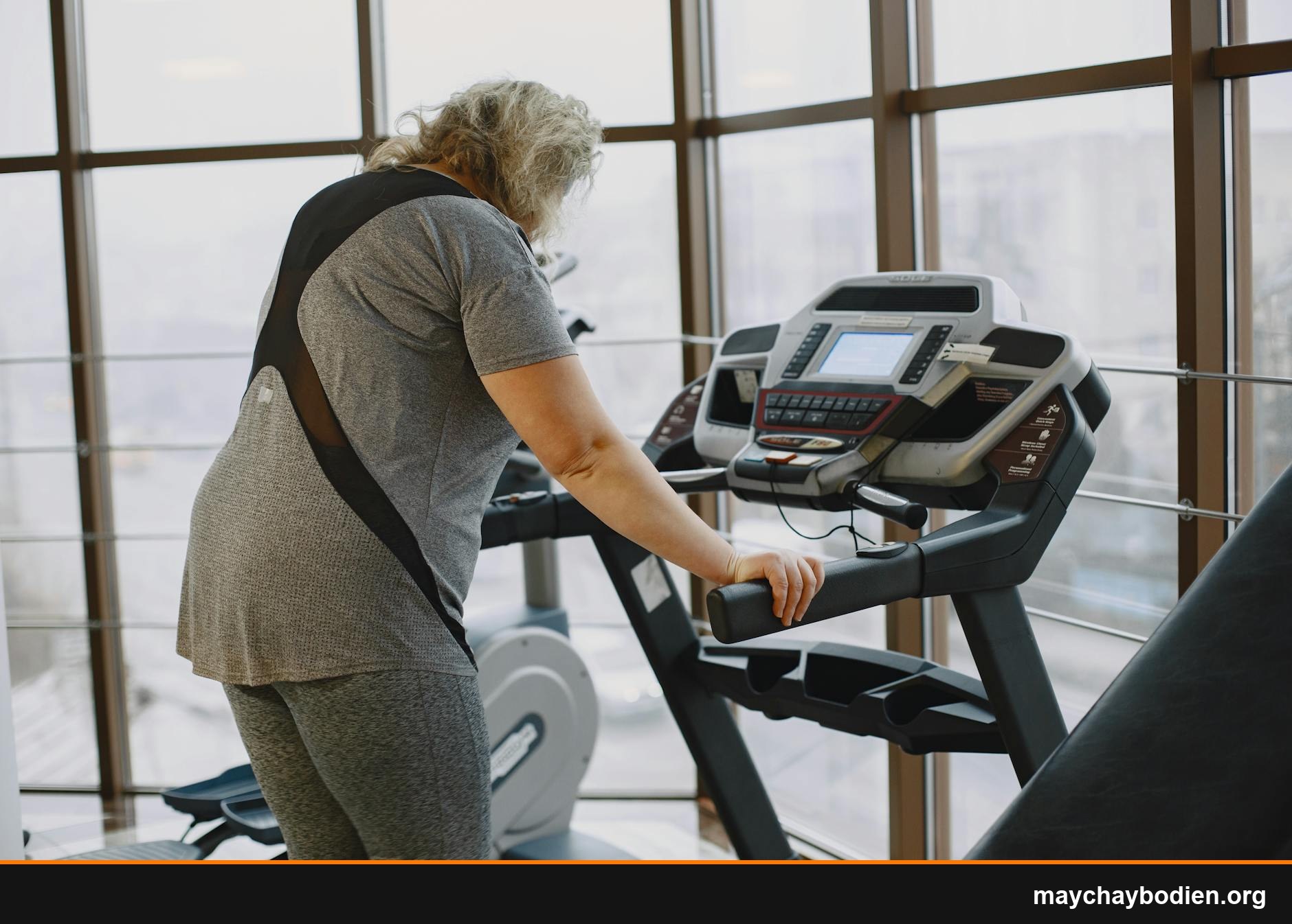 máy chạy bộ cho người cao tuổi hướng dẫn
