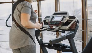 máy chạy bộ cơ hay điện loại nào tốt hơn