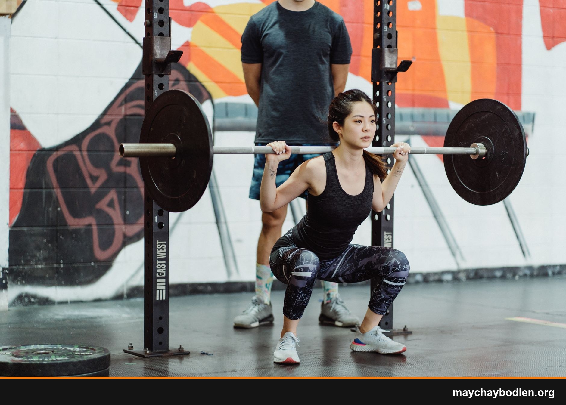 tập squat đúng cách cho người mới hướng dẫn