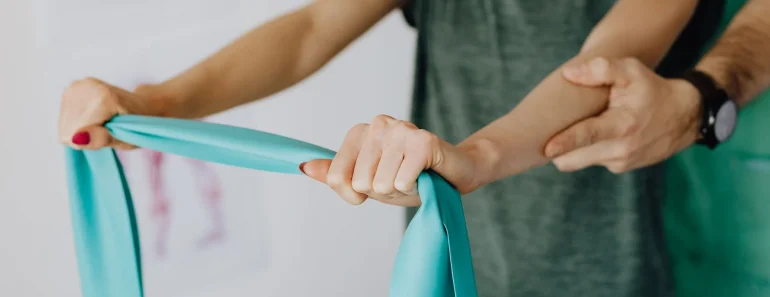 phục hồi sau gãy xương tay tại nhà