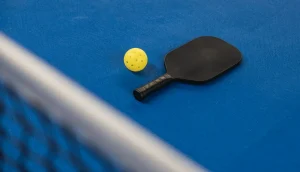 pickleball khác gì tennis cầu lông