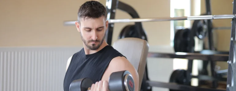 dumbbell hay barbell tốt hơn cho người mới tập gym