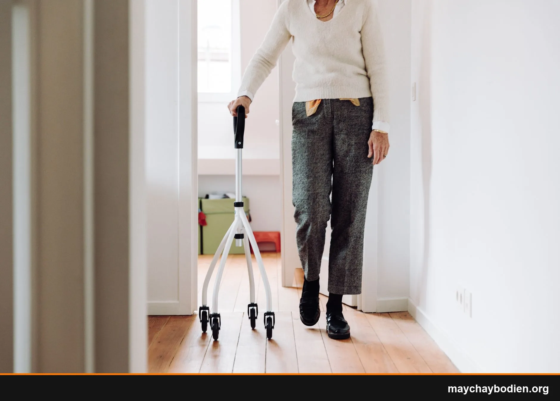 thiết bị hỗ trợ đi lại cho người già