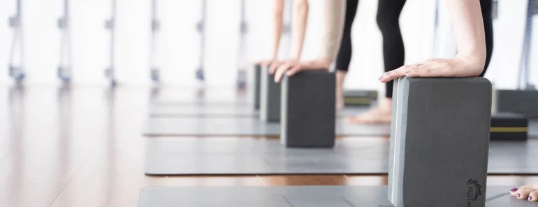 yoga Iyengar là gì và có phù hợp không